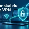 Illustrasjon av en bærbar datamaskin og mobil med et skjold, en hengelås og en tilkoblet jordklode som symboliserer en sikker VPN-forbindelse, med teksten «Derfor skal du bruke VPN».